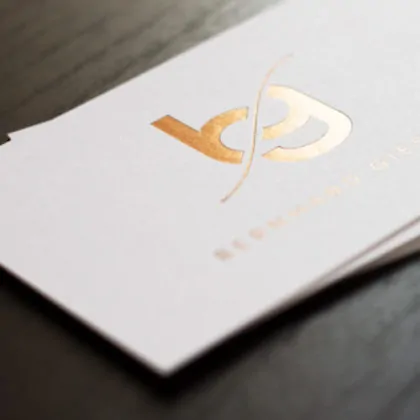 Schwarze Visitenkarte mit bronze-matter Heißfolienprägung