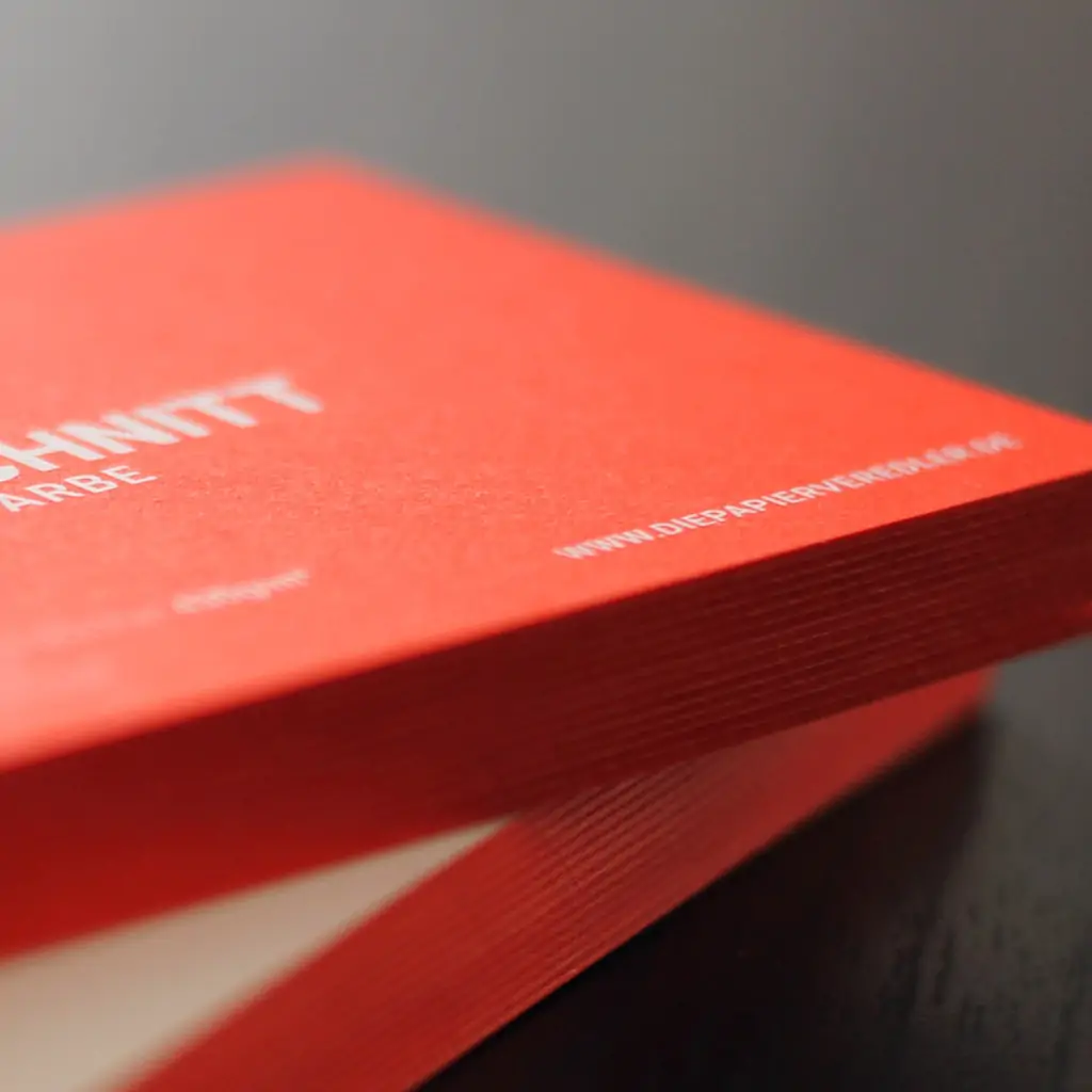 Visitenkarte mit Farbschnitt in HKS Sonderfarbe bedruckt Exklusive Visitenkarten mit Farbschnitt in Pantone Bright red - Druckerei Berlin Brandenburg