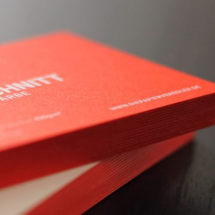 Exklusive Visitenkarten mit Farbschnitt in Pantone Bright red - Druckerei Berlin Brandenburg
