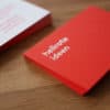 Visitenkarten mit Farbschnitt in Sonderfarbe rot Pantone Visitenkarten mit Farbschnitt in Pantone rot