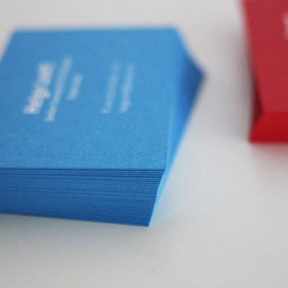 Visitenkarten vollflächig bedruckt mit Farbschnitt Sonderfarbe