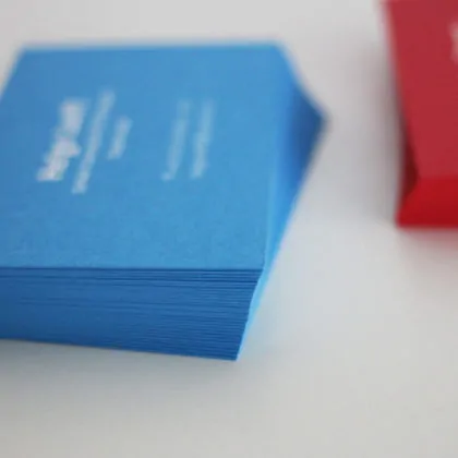 Visitenkarten vollflächig bedruckt mit Farbschnitt Sonderfarbe