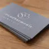 Visitenkarten mit Folienprägung in silber metallic auf Metapaper mit Druck Sonderfarbe Visitenkarten mit Folienprägung in silber metallic auf Metapaper