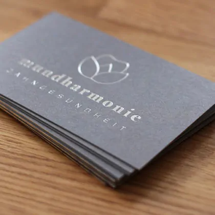 Visitenkarten mit Folienprägung in silber metallic auf Metapaper