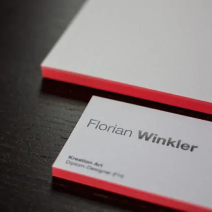 Visitenkarten mit metapaper Heißfolienprägung schwarz und Farbschnitt neon