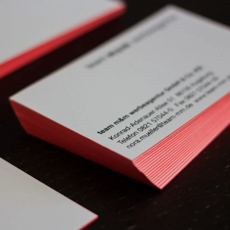 Visitenkarten mit Metapaper Heißfolienprägung schwarz und Farbschnitt neon Visitenkarten mit metapaper Heißfolienprägung schwarz und Farbschnitt neon
