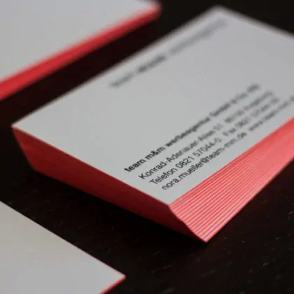 Visitenkarten mit metapaper Heißfolienprägung schwarz und Farbschnitt neon