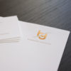 Corporate Design Briefpapier und Visitenkarten mit Folienprägung Visitenkarten und Briefpapier mit Heißfolienprägung