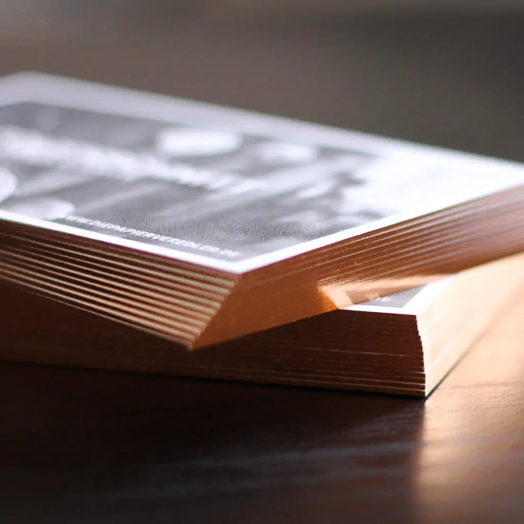 Visitenkarten mit Folienschnitt mit kupfer-roségold metallic Exklusiver Folienfarbschnitt auf Visitenkarten in Kupfer-roségold metallic