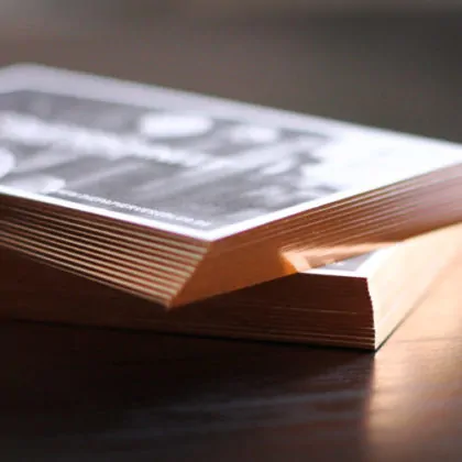 Exklusiver Folienfarbschnitt auf Visitenkarten in Kupfer-roségold metallic