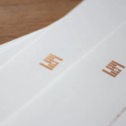 Briefpapier mit zweifarbiger Folienpraegung in Kupfer