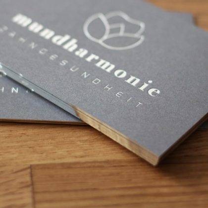 Grafik: © ankehuber.de | Folienschnitt in silber metallic glänzend Visitenkarten Karten