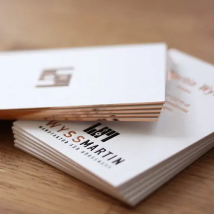 Sonderanfrage Visitenkarten mit Folienschnitt in Roségold-kupfer metallic