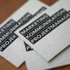 graukarton-recyclingkarton-visitenkarten-mit-heissfolienpraegung Graukarotn Visitenkarten mit Prägung schwarz