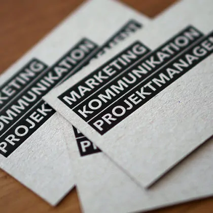 Graukarotn Visitenkarten mit Prägung schwarz