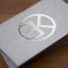 graukarton-visitenkarten-700g-folienpraegung-silber-metallic Graukarton Recyclingpappe Graupappe Kraftpapier mit Heißfolienprägung