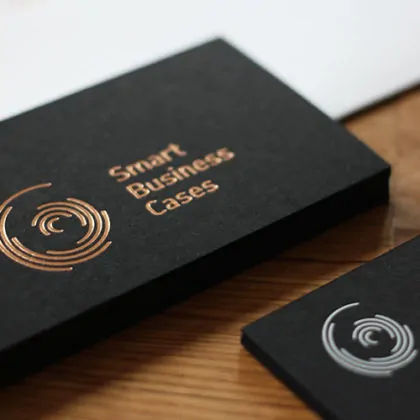 schwarze Visitenkarten mit Heißfolienprägung schwarzer Karton