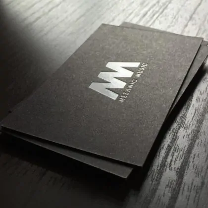 Visitenkarten mit schwarzem Karton mit Folienprägung weiss