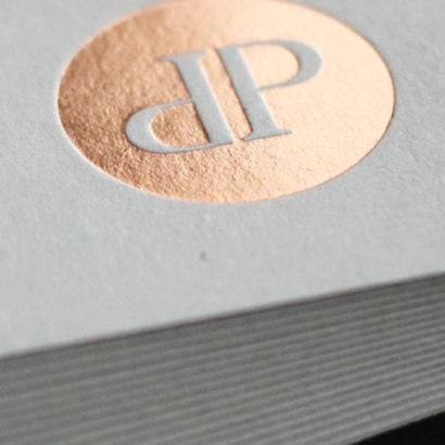 Visitenkarten mit grauen Karton und Heißfolienprägung