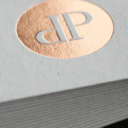 Visitenkarten mit grauen Karton und Heißfolienprägung