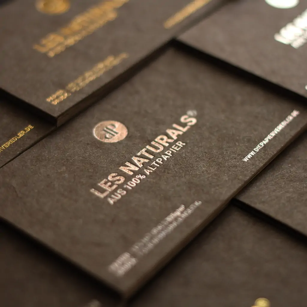 LesNaturals Visitenkarten mti Heißfolie gold und graphit metallic Les Naturals Visitenkare mit Folienprägung auf 100 % Altpapier