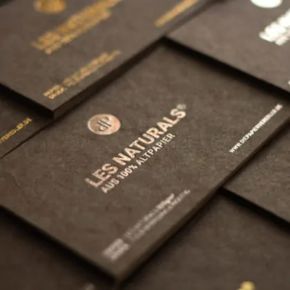 Les Naturals Visitenkare mit Folienprägung auf 100 % Altpapier