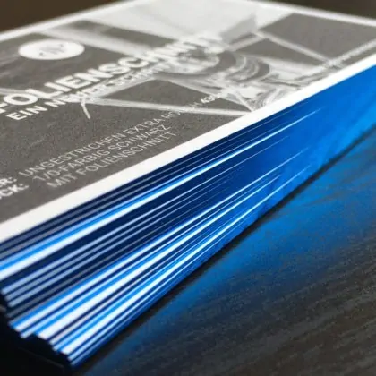 Visitenkarten mit Folienfarbschnitt blau metallic