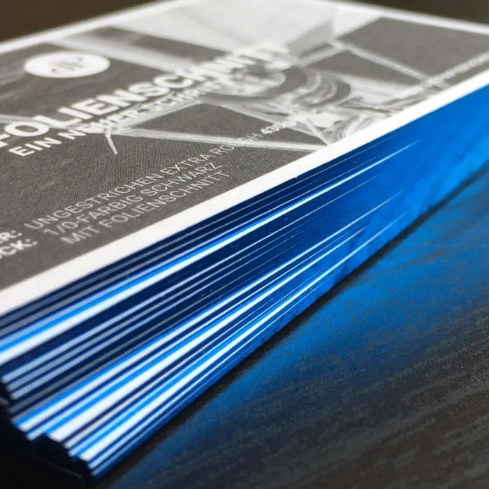 Visitenkarten mit Folienfarbschnitt in blau metallic Visitenkarten mit Folienfarbschnitt blau metallic