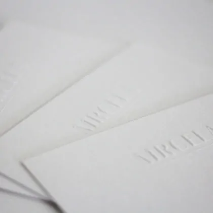 Karten mit Blidnprägung