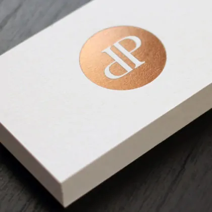 Visitenkarten veredelt mit einer Folienprägung in goldbraun metallic