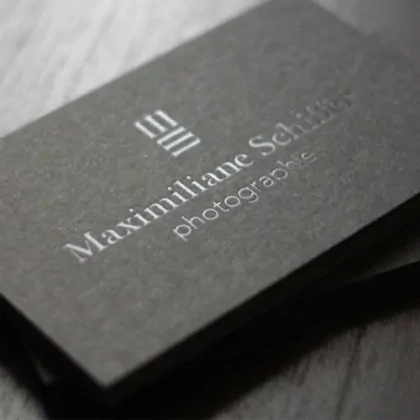 schwarze Visitenkarten mit schwarzer Heißfolienprägung