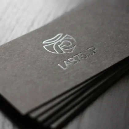 schwarze Visitenkarten mit schwarzer Heißfolienprägung