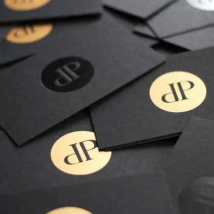 schwarze Visitenkarten mit Heißfolienprägungen