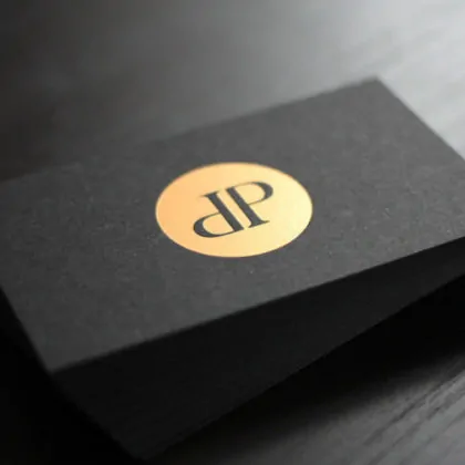 schwarze Visitenkarten mit bronze-matter Heißfolienprägung