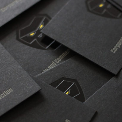 Visitenkarten schwarz schwarzes Papier mit 3-farbiger Heißfolie geprägt