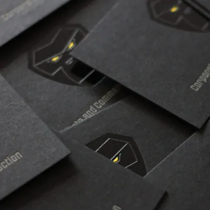 Visitenkarten schwarz schwarzes Papier mit 3-farbiger Heißfolie geprägt