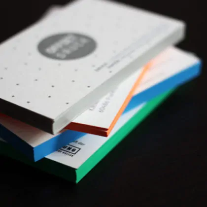 Visitenkarten mit Farbschnitt Kanten veredelt mit Sonderfarbe