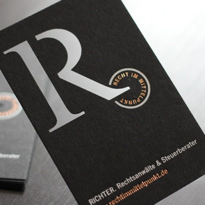 schwarze Visitenkarten mit Laserstanzung und kupfer weiss Folienprägung