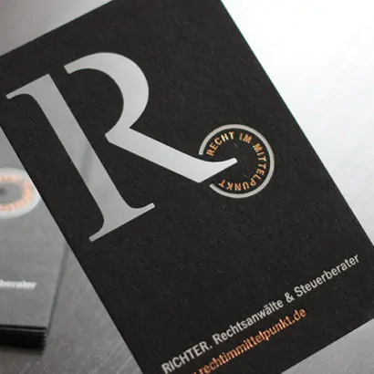 schwarze Visitenkarten mit Laserstanzung und kupfer weiss Folienprägung