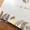 quadratische-karten-digital-foliendruck-gold-metallic-hochzeitskarten weiße Karten mit goldener Heißfolie
