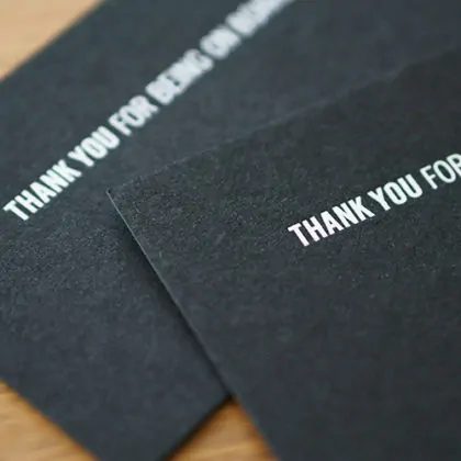 schwarzer anthraziter Kraftkarton mit Heißfolienprägung weiß