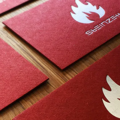 roter Kraftkarton recycelt mit silber Heißfolienprägung