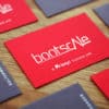 Rote und graue Visitenkarten mit einem Weißdruck Grafik © levigo holding gmbh