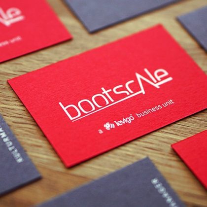 Rote und graue Visitenkarten mit einem Weißdruck Grafik © levigo holding gmbh