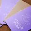 studio-veda-visitenkarten-farbig-colorplan-karten-lavender-weissdruck-visitenkarten-copyright-mindt-designstudio farbige Colorplan Visitenkarten © Mindt Designstudio