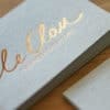 les-naturals-visitenkarten-karten-mit-folienpraegung-rosegold-metallic hellgrau grauer karton mit rosegold folie Folienprägung