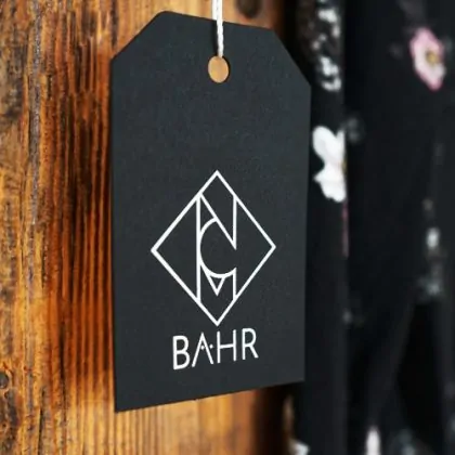 Hangtags Karton schwarz mit Folienprägung weiß