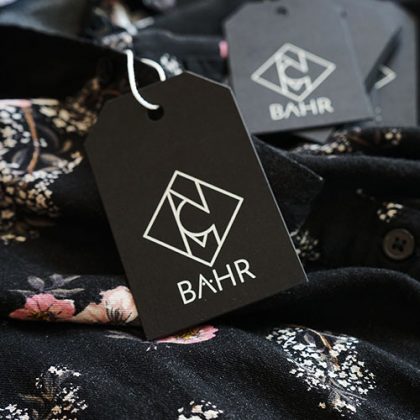 Hangtags drucken veredeln mit Lochung