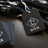 Hangtag-schwarzes-papier-weiß-praegung-label-anhaenger Naturpapier schwarz Karton mit Lochung Hangtag