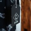 Hangtags-schwarzer-karton-boutique-modelabel-weiß-praegung-label-anhaenger Hangtags schwarz